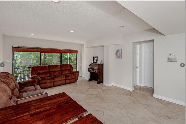 4000 N Hills Dr 29, Hollywood, FL 33021