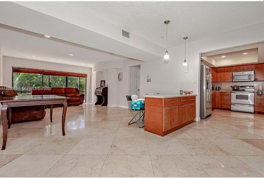 4000 N Hills Dr 29, Hollywood, FL 33021