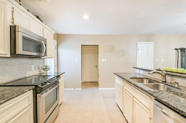 718 Redwing Place Drive, Houston, TX 77009