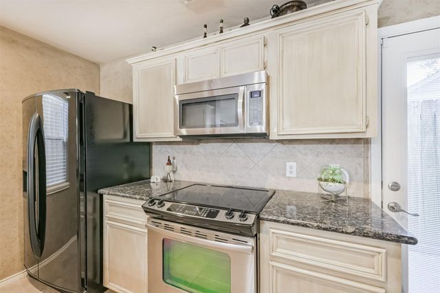 718 Redwing Place Drive, Houston, TX 77009