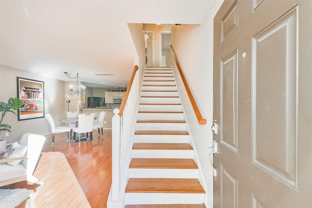 718 Redwing Place Drive, Houston, TX 77009