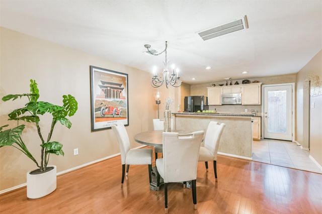 718 Redwing Place Drive, Houston, TX 77009