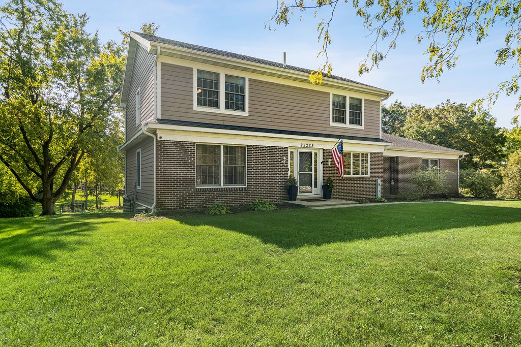 25235 W Hermosa Avenue, Wauconda, IL 60084