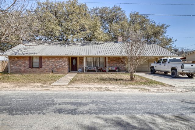 36 Pecan Dr, Leakey, TX 78873