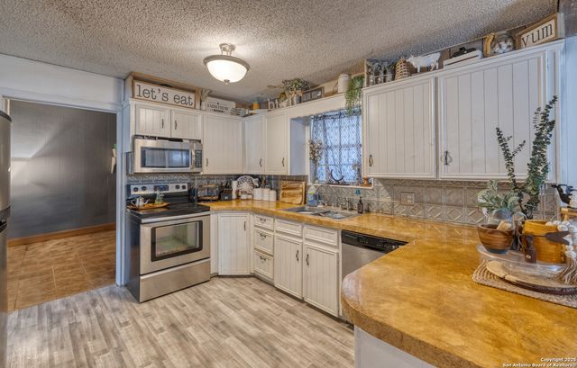 36 Pecan Dr, Leakey, TX 78873