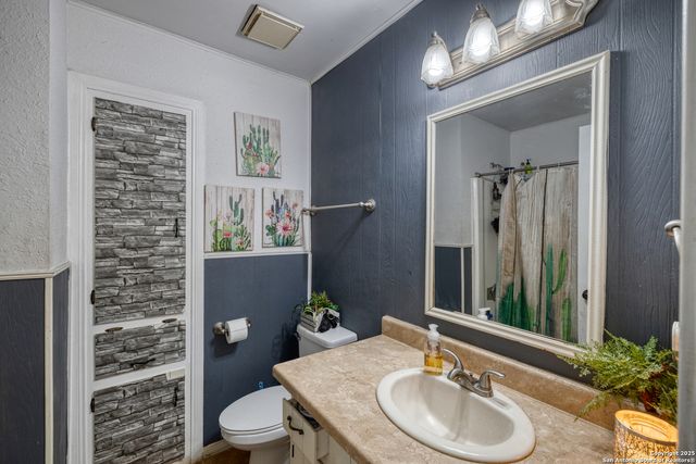 36 Pecan Dr, Leakey, TX 78873