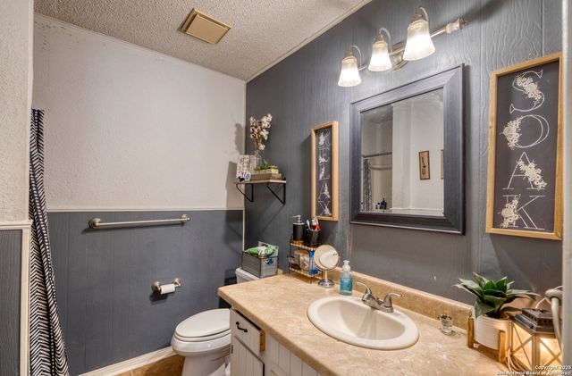 36 Pecan Dr, Leakey, TX 78873