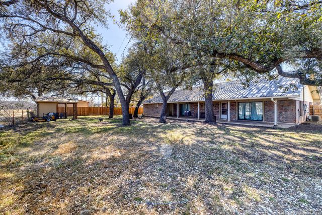 36 Pecan Dr, Leakey, TX 78873
