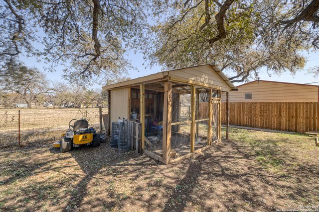 36 Pecan Dr, Leakey, TX 78873