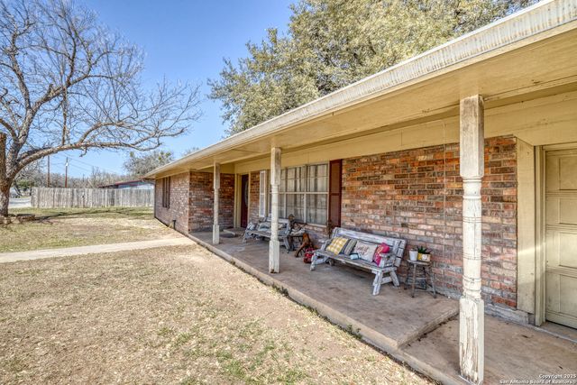 36 Pecan Dr, Leakey, TX 78873