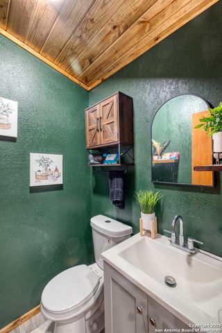 36 Pecan Dr, Leakey, TX 78873