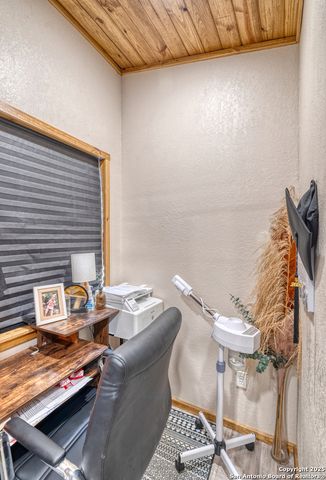 36 Pecan Dr, Leakey, TX 78873