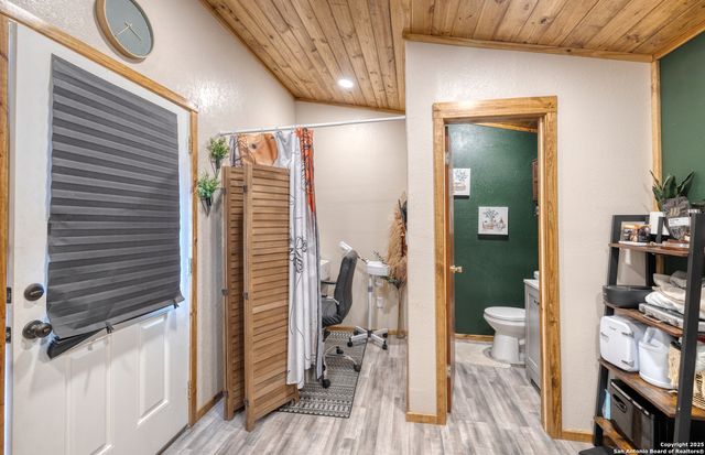 36 Pecan Dr, Leakey, TX 78873