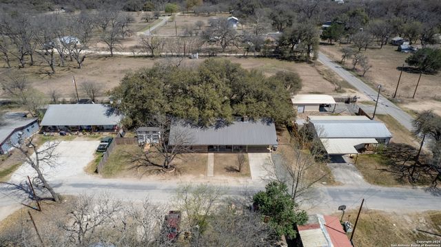 36 Pecan Dr, Leakey, TX 78873