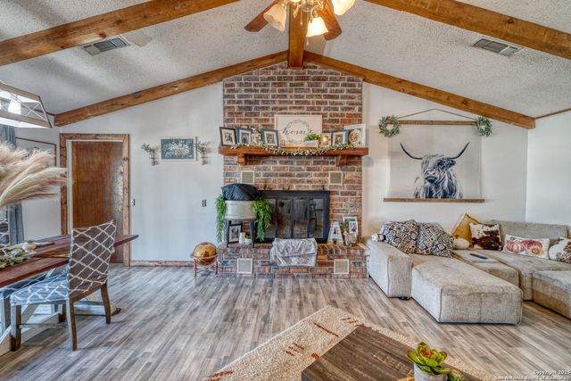 36 Pecan Dr, Leakey, TX 78873