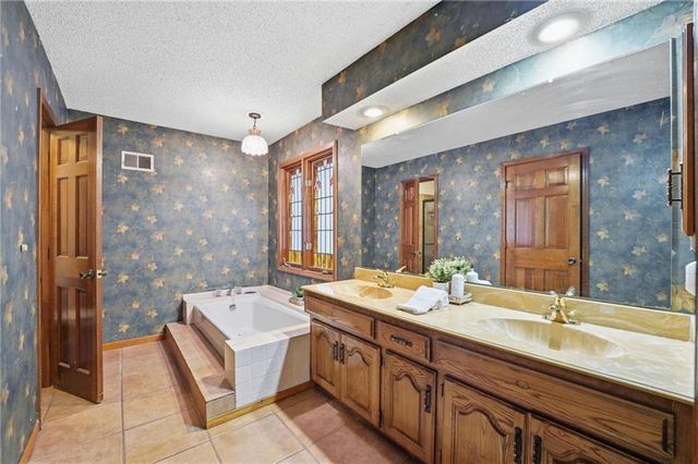 8003 Mullen Road, Lenexa, KS 66215