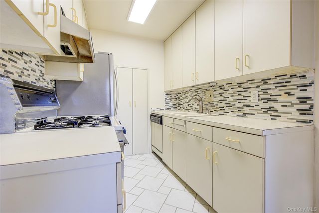 160-36 Cross Island Parkway 6-203, Whitestone, NY 11357