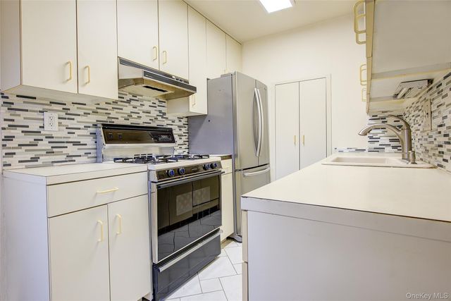 160-36 Cross Island Parkway 6-203, Whitestone, NY 11357