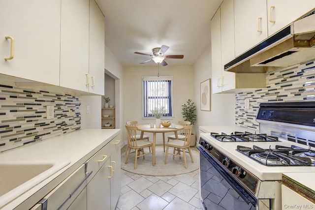 160-36 Cross Island Parkway 6-203, Whitestone, NY 11357