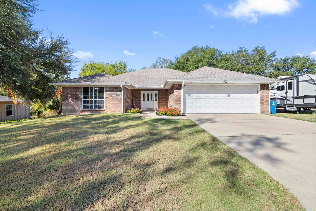 103 Lyle St, Gladewater, TX 75647