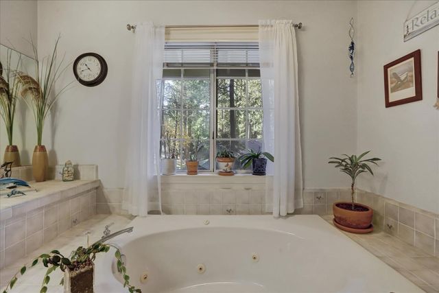 12746 Quaker Hill Cross Rd, Nevada City, CA 95959