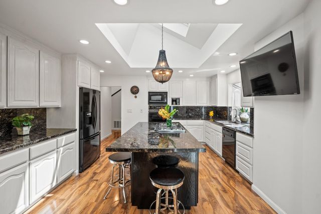 904 Lakeview Way, Redwood City, CA 94062