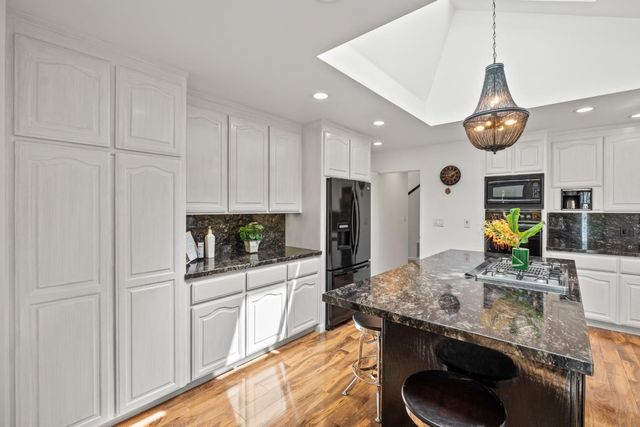 904 Lakeview Way, Redwood City, CA 94062