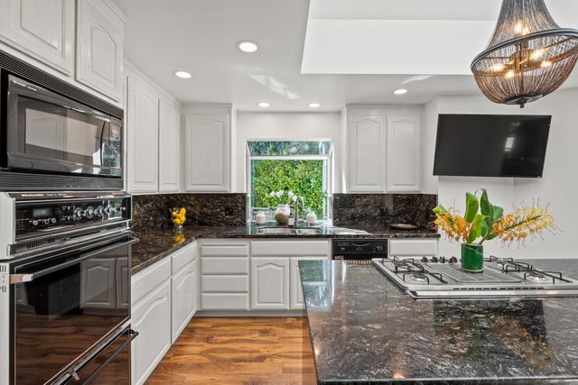 904 Lakeview Way, Redwood City, CA 94062