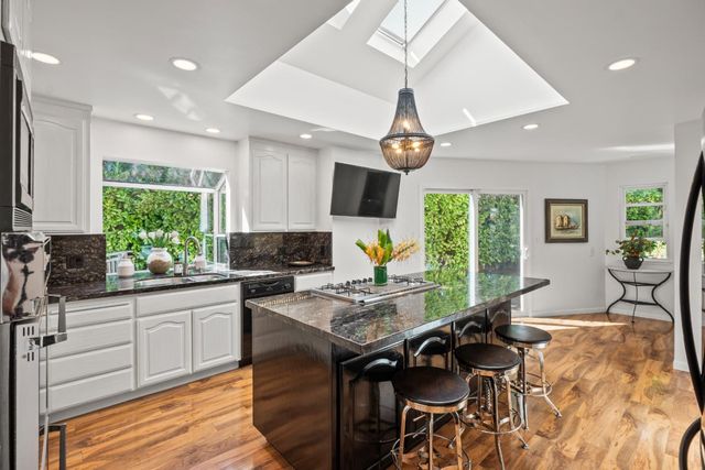 904 Lakeview Way, Redwood City, CA 94062