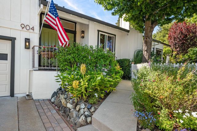 904 Lakeview Way, Redwood City, CA 94062