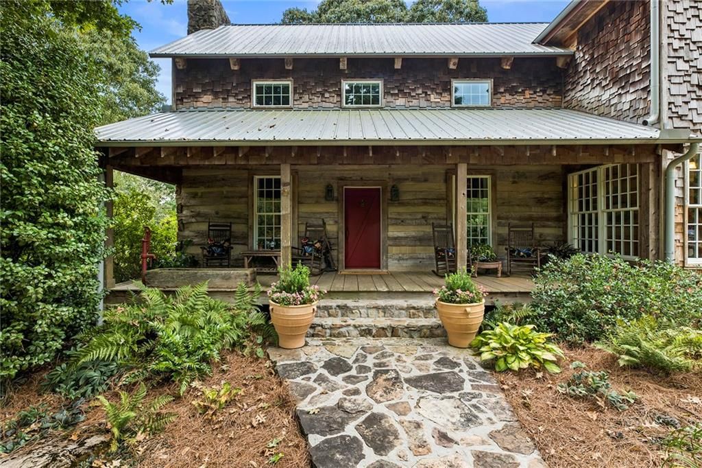 Image 11 of property listing at 683 Duck Thurmond Road, Dawsonville, GA 30534