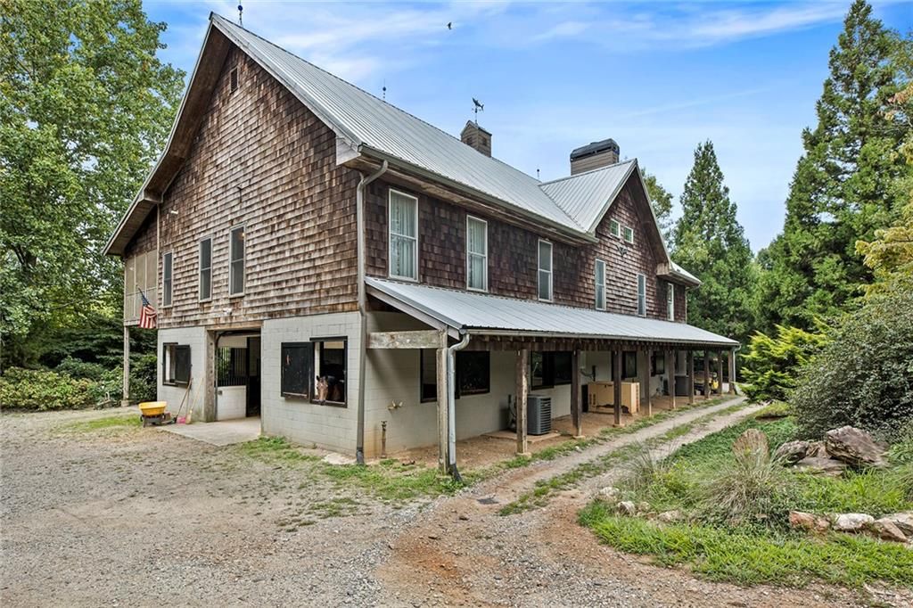 Image 3 of property listing at 683 Duck Thurmond Road, Dawsonville, GA 30534