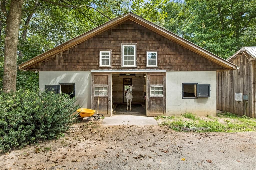 Image 4 of property listing at 683 Duck Thurmond Road, Dawsonville, GA 30534
