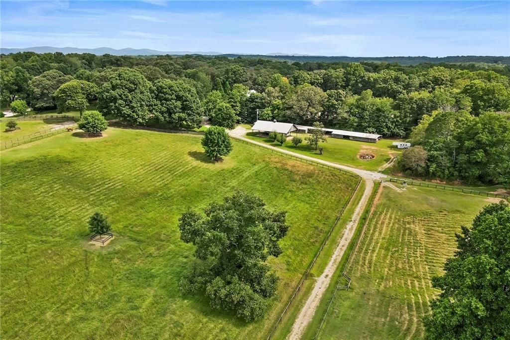 Image 6 of property listing at 683 Duck Thurmond Road, Dawsonville, GA 30534