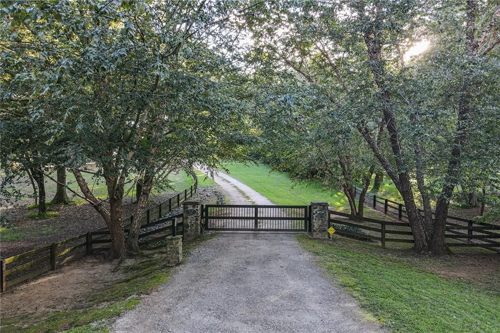 Image 7 of property listing at 683 Duck Thurmond Road, Dawsonville, GA 30534