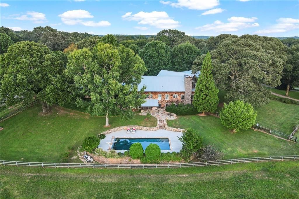 Image 8 of property listing at 683 Duck Thurmond Road, Dawsonville, GA 30534
