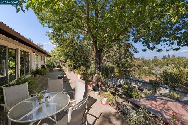 834 Carter Acres Ln, Martinez, CA 94553