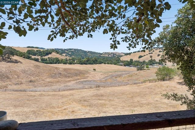 834 Carter Acres Ln, Martinez, CA 94553