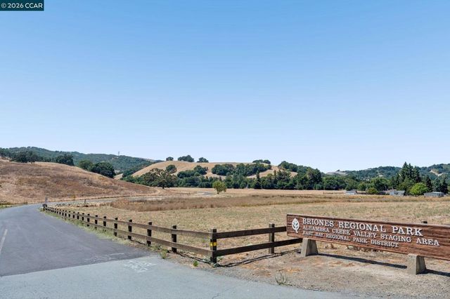 834 Carter Acres Ln, Martinez, CA 94553