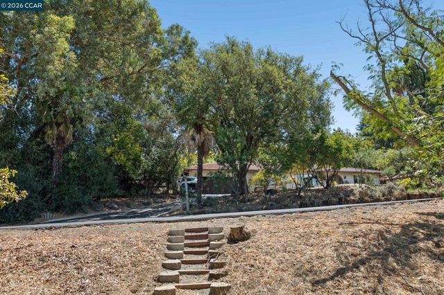 834 Carter Acres Ln, Martinez, CA 94553