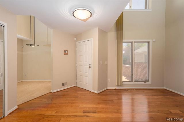 4343 Foxpointe Drive, West Bloomfield, MI 48323