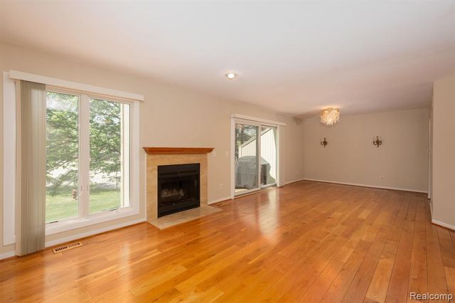 4343 Foxpointe Drive, West Bloomfield, MI 48323