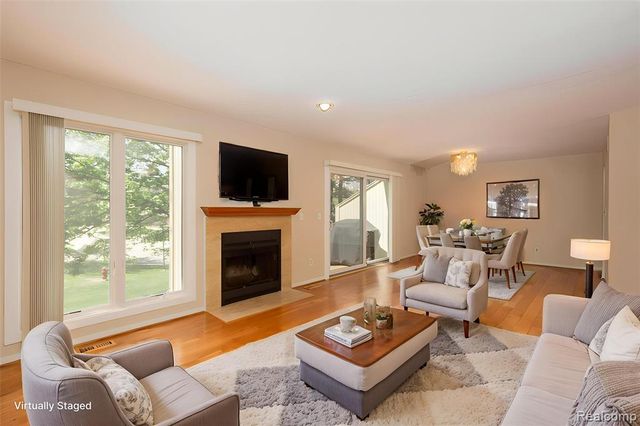 4343 Foxpointe Drive, West Bloomfield, MI 48323