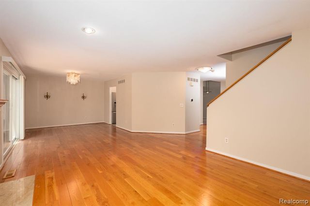 4343 Foxpointe Drive, West Bloomfield, MI 48323