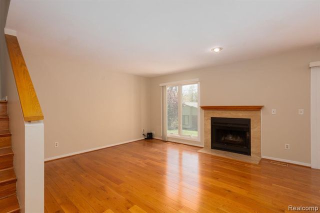 4343 Foxpointe Drive, West Bloomfield, MI 48323