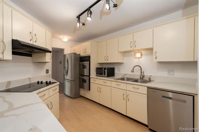 4343 Foxpointe Drive, West Bloomfield, MI 48323