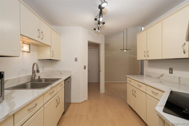 4343 Foxpointe Drive, West Bloomfield, MI 48323