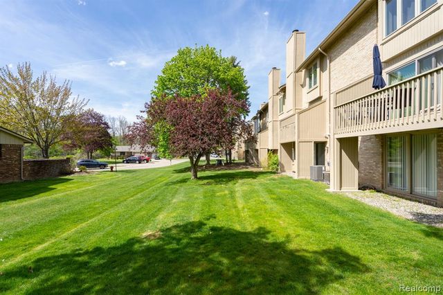 4343 Foxpointe Drive, West Bloomfield, MI 48323
