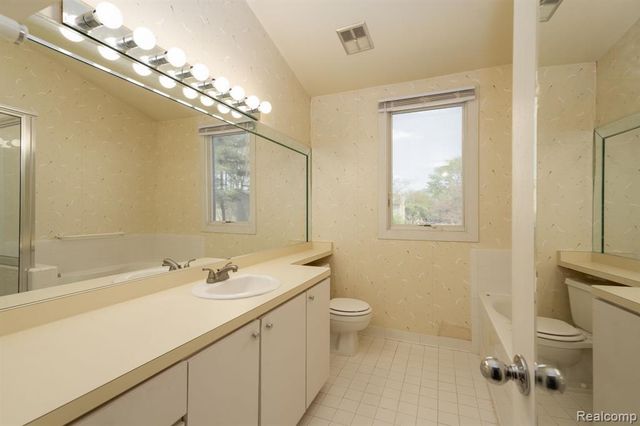 4343 Foxpointe Drive, West Bloomfield, MI 48323