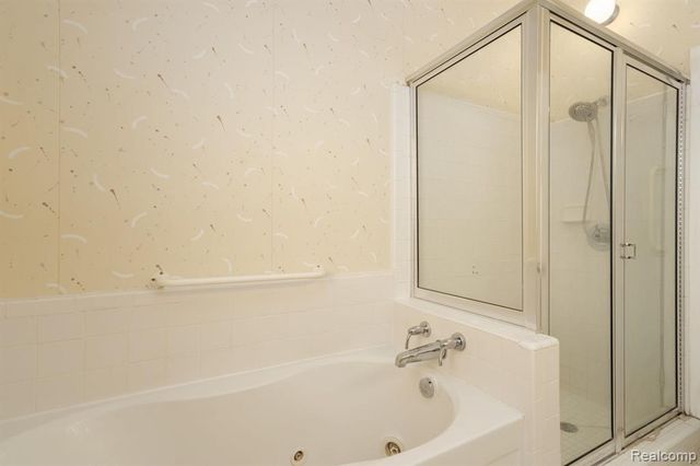 4343 Foxpointe Drive, West Bloomfield, MI 48323